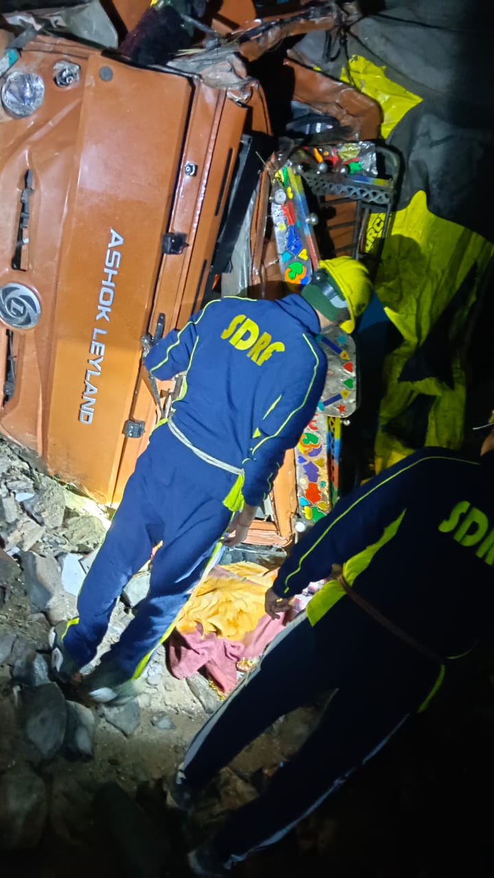 ब्रेकिंग न्यूज: गहरी खाई में गिरा वाहन, चालक की मौत