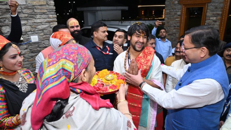 धर्म: सीएम ने बागेश्वर धाम के पीठाधीश्वर पं. धीरेन्द्र शास्त्री को बताया सनातन संस्कृति का संरक्षक