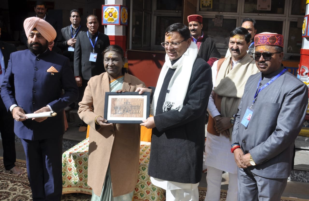 आस्था: राष्ट्रपति द्रोपदी मुर्मू ने किये बदरीविशाल के दर्शन  