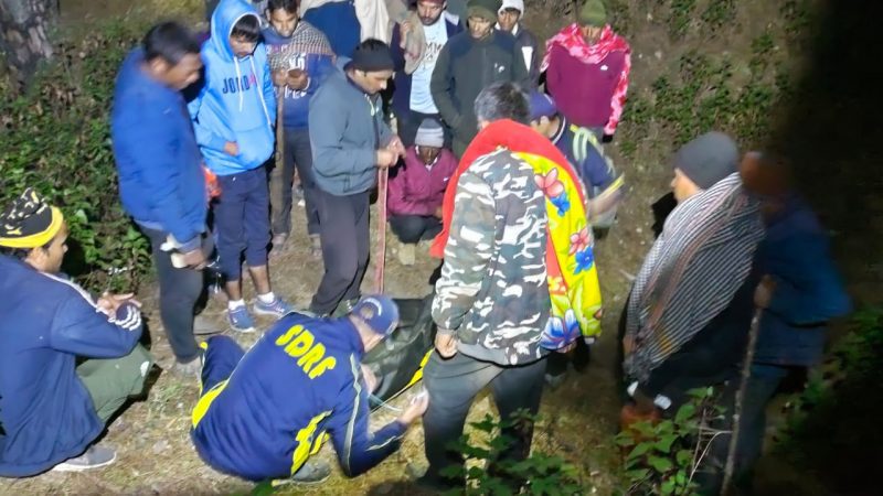दुखद: घास लेने जंगल में गयी महिला की खाई में गिरने से हुई मौत