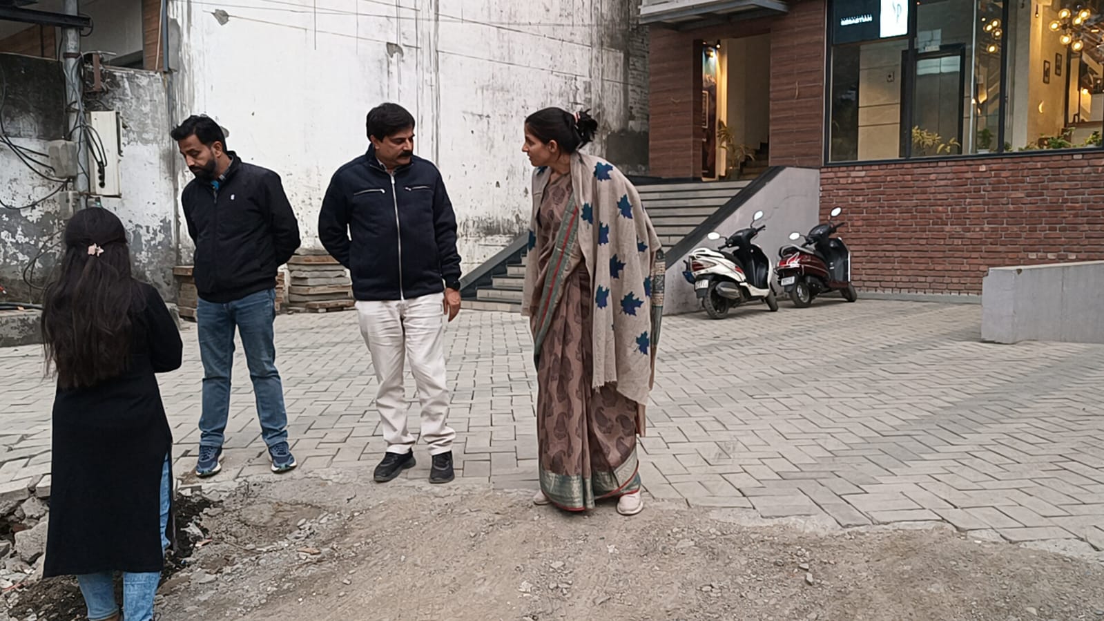इन्वेस्टर समिट: सौदंर्यीकरण कार्यों का डीएम ने किया निरीक्षण