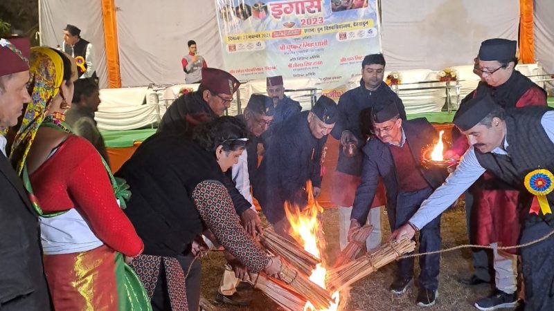 त्योहार: राजधानी में हुआ ईगास पर्व का भव्य आयोजन, लोगों ने खेला भैलो