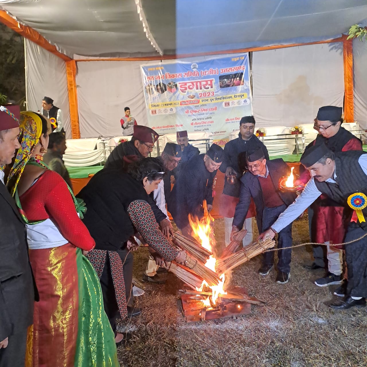 त्योहार: राजधानी में हुआ ईगास पर्व का भव्य आयोजन, लोगों ने खेला भैलो