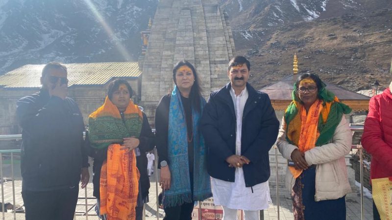 श्री केदारनाथ दर्शन को पहुंचे  असम के मुख्यमंत्री हिमंता बिस्वा शर्मा की धर्मपत्नी रिनिकी भुयन शर्मा एवं परिजन
