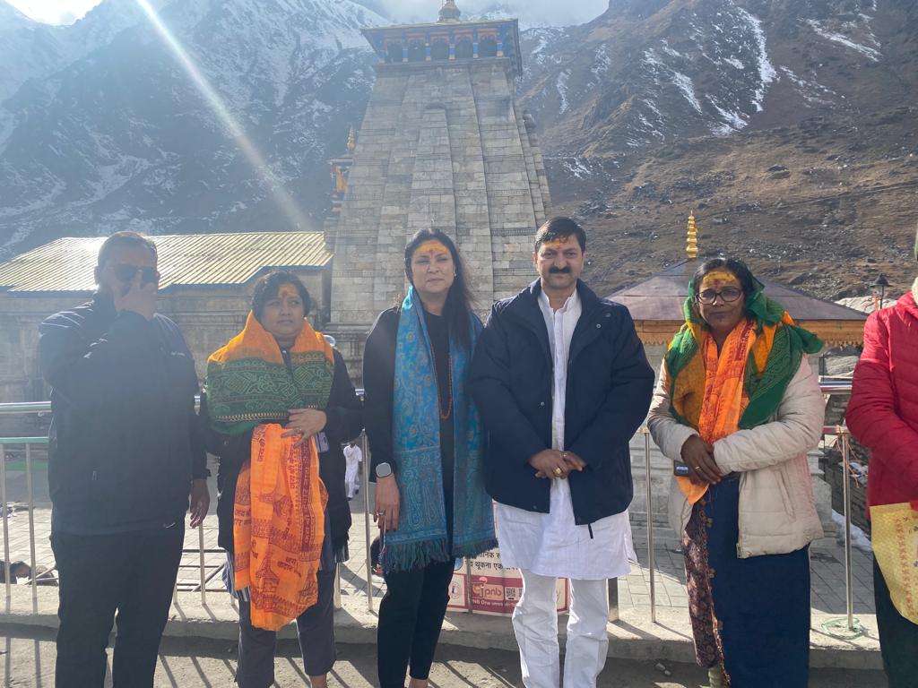 श्री केदारनाथ दर्शन को पहुंचे  असम के मुख्यमंत्री हिमंता बिस्वा शर्मा की धर्मपत्नी रिनिकी भुयन शर्मा एवं परिजन