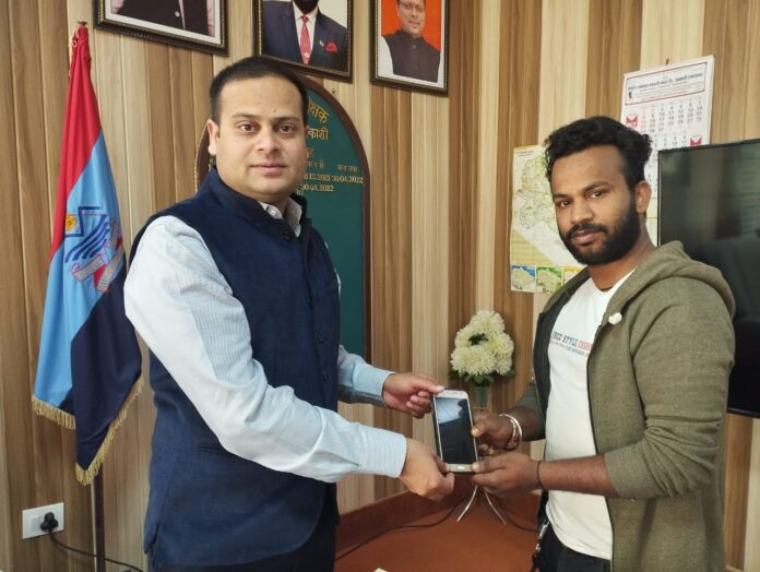 पुलिस ने 10 लाख के खोये मोबाइल फोन किये बरामद