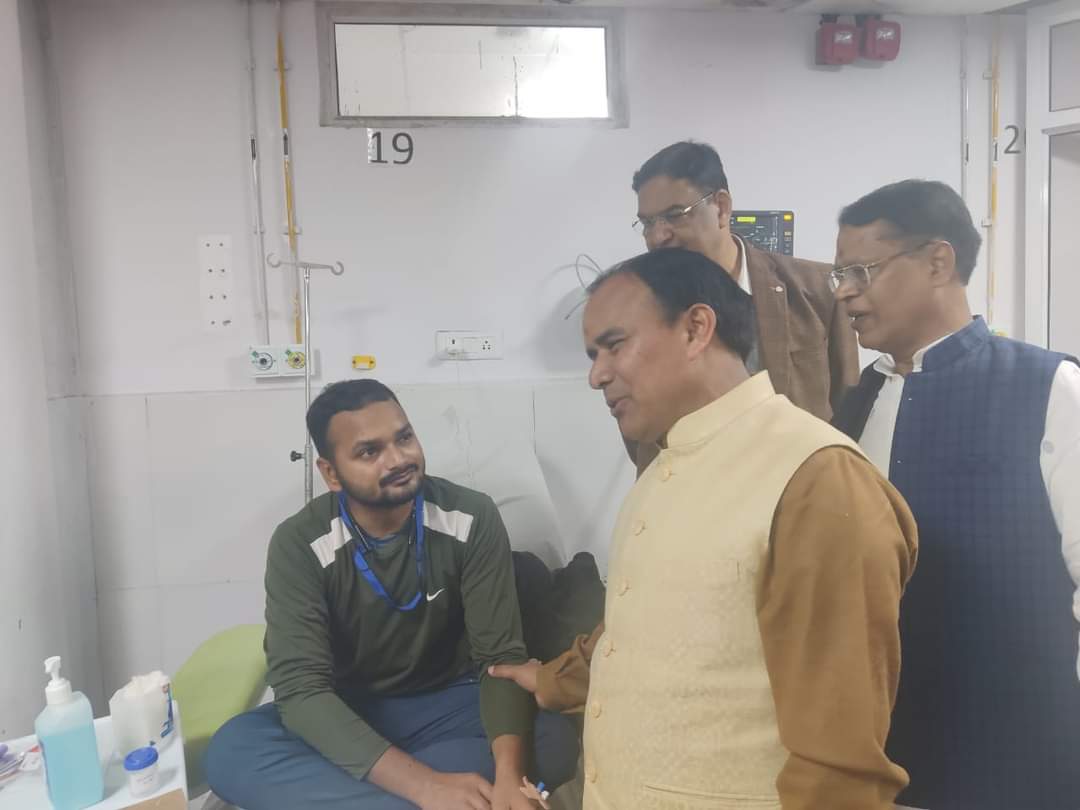 सिलक्यारा सुरंग से बचाये श्रमिकों के हालचाल जानने पहुंचे स्वास्थ्य मंत्री