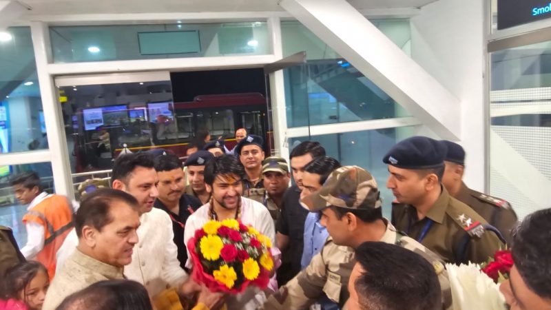कैबिनेट मंत्री ने एयरपोर्ट पर किया प.धीरेंद्र कृष्ण शास्त्री का स्वागत