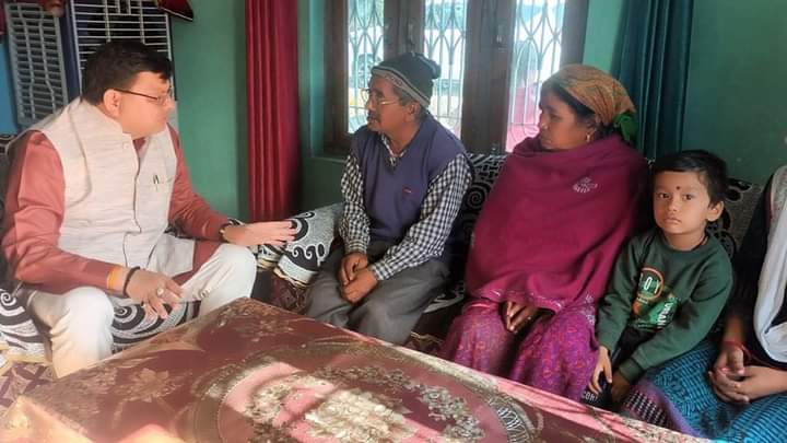 टनल में फंसे पुष्कर के परिजनों से मिले धामी