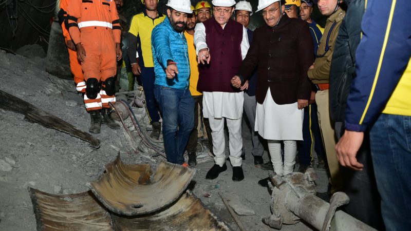 चिंता: टनल में रेस्क्यू कार्यों का सीएम धामी ने लिया जायजा