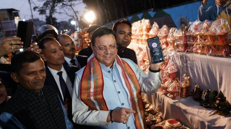 लोकल फॉर वोकल: सीएम धामी ने मिट्टी के दिये खरीद कर किया डिजिटल भुगतान