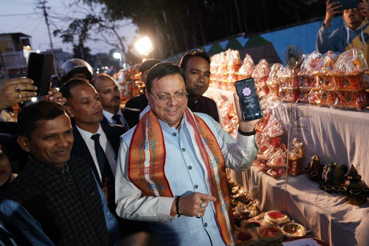 लोकल फॉर वोकल: सीएम धामी ने मिट्टी के दिये खरीद कर किया डिजिटल भुगतान