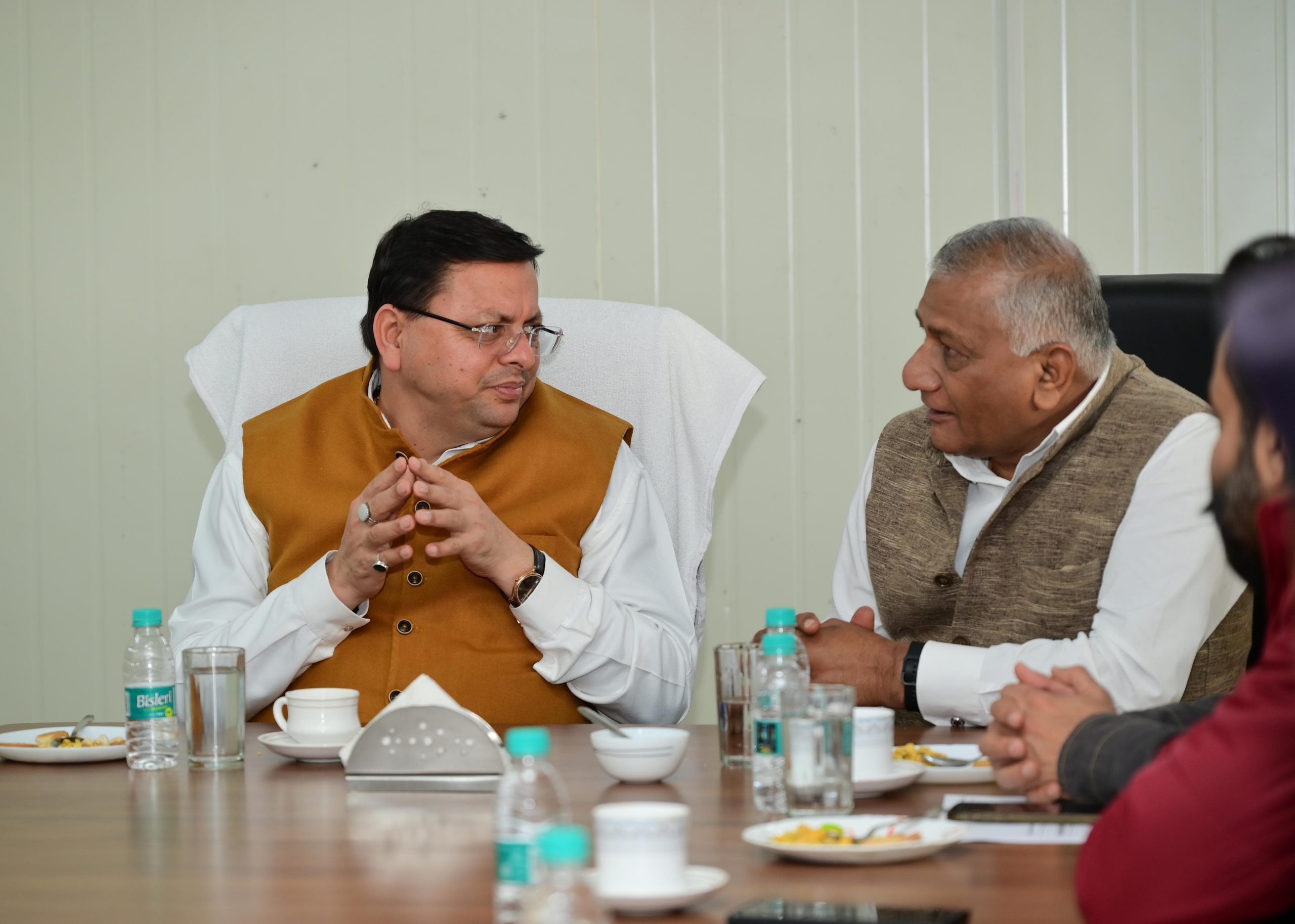 सीएम और केंद्रीय राज्य मंत्री ने लिया रेस्क्यू ऑपरेशन का जायजा