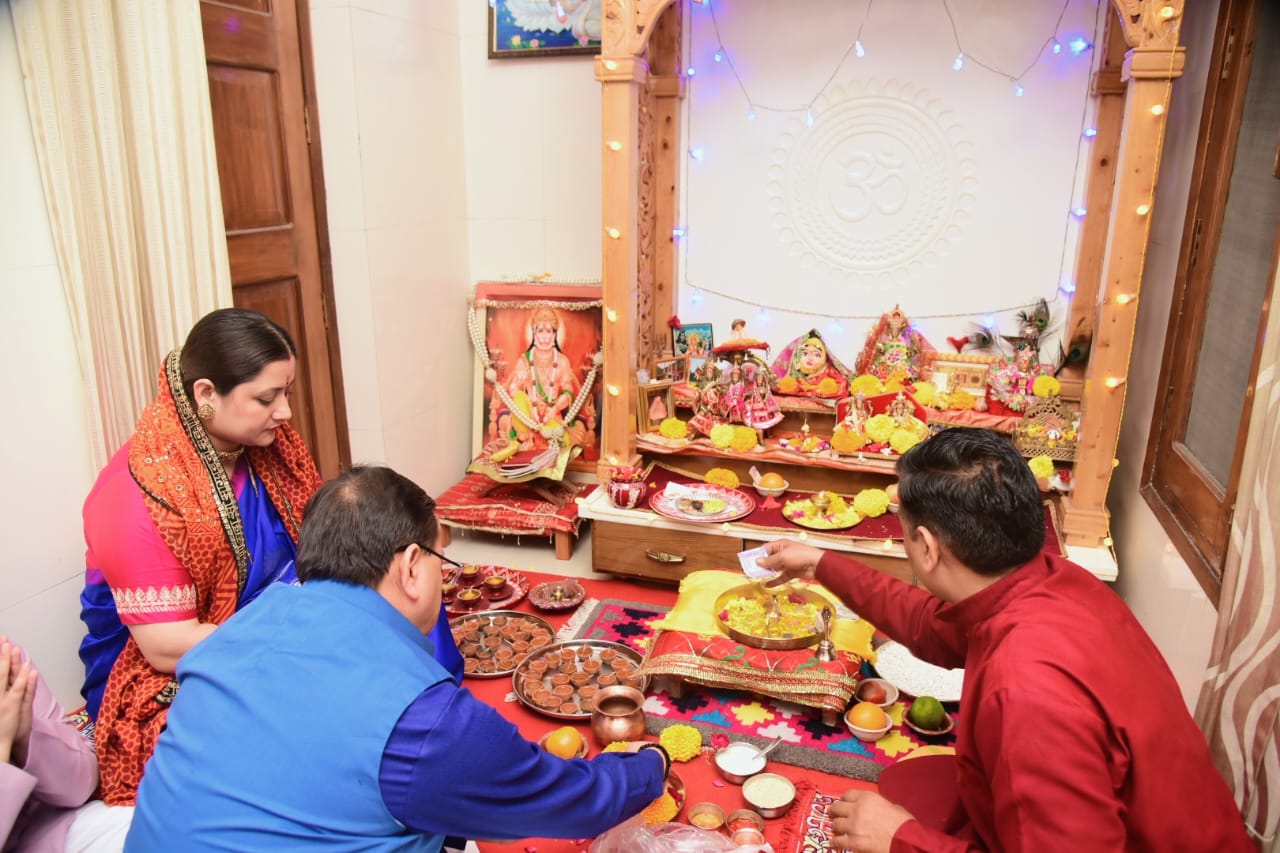 सीएम ने परिजनों संग किया लक्ष्मी पूजन