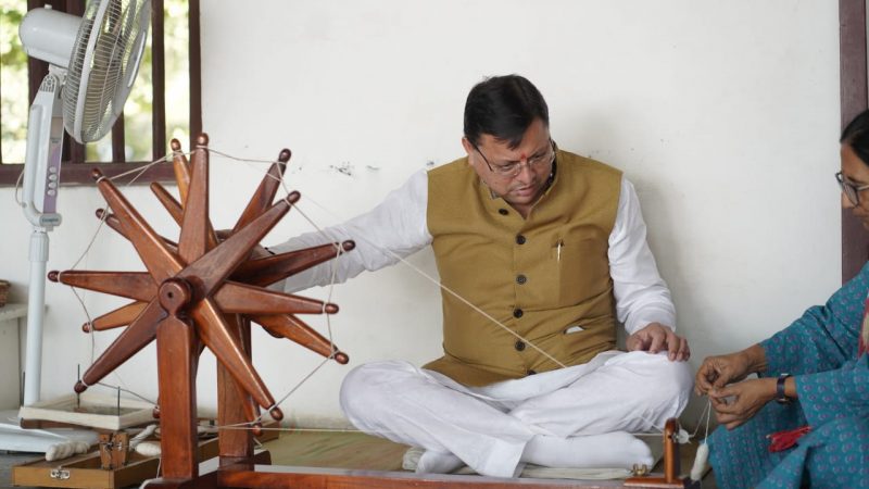 राज-काज: अहमदाबाद स्थित गांधी आश्रम में पहुंचे सीएम धामी, चरखा चलाकर किया राष्ट्रपिता महात्मा गांधी को  याद