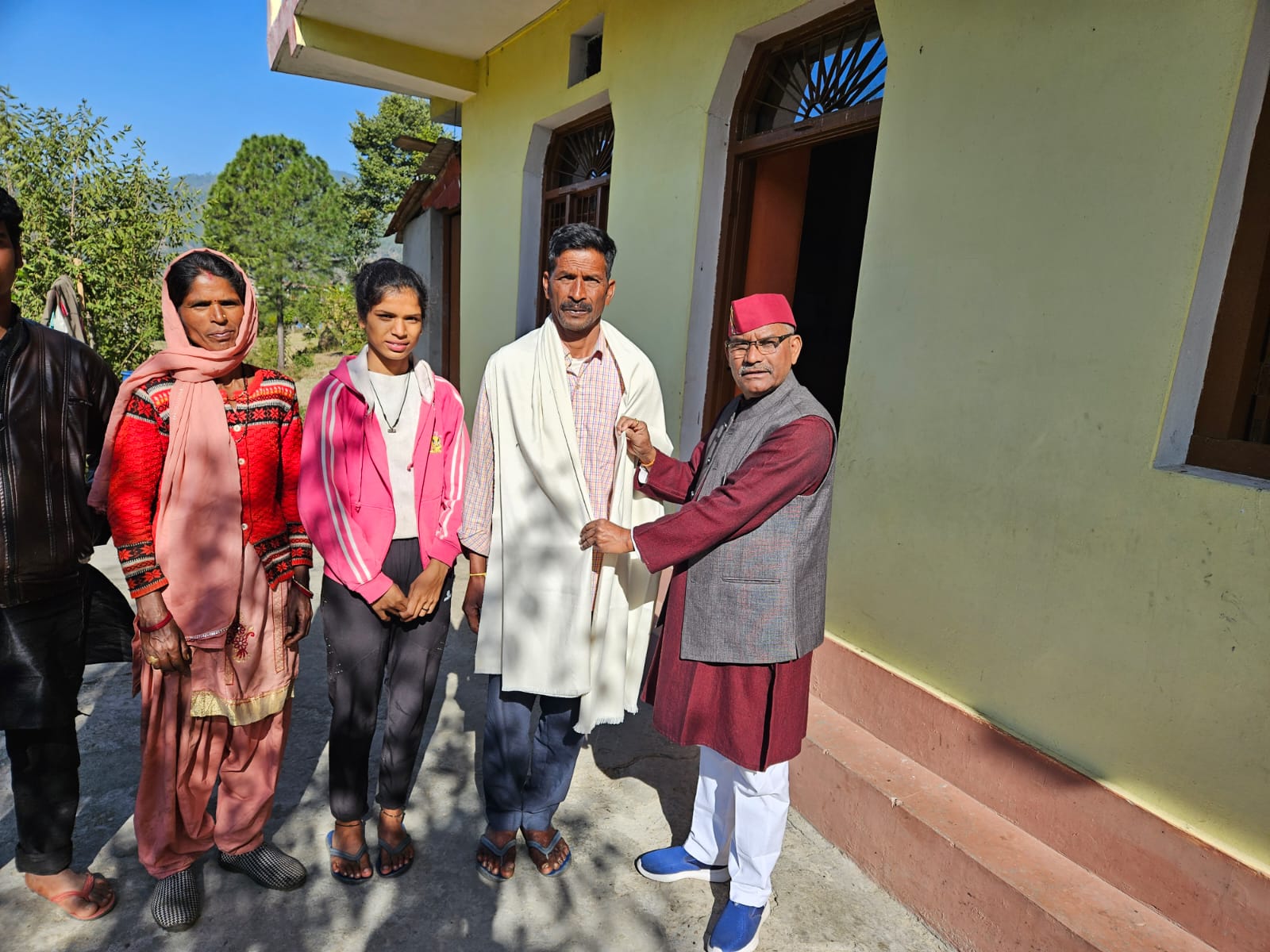 सम्मान: गोल्ड मेडलिस्ट अंकित के पिता को यूसीएफ के अध्यक्ष ने किया  सम्मानित