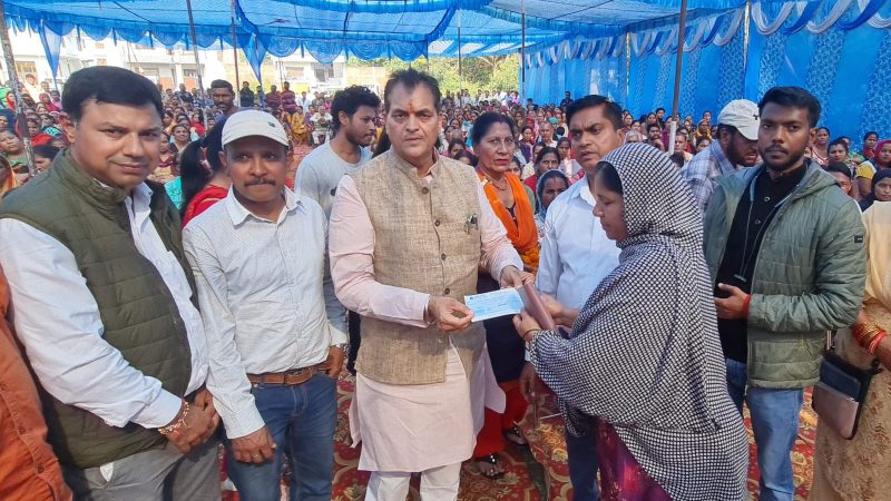 सहायता: मंशा देवी में आपदा प्रभावितों को मंत्री डॉ अग्रवाल ने बांटे 20 लाख रुपए के चेक