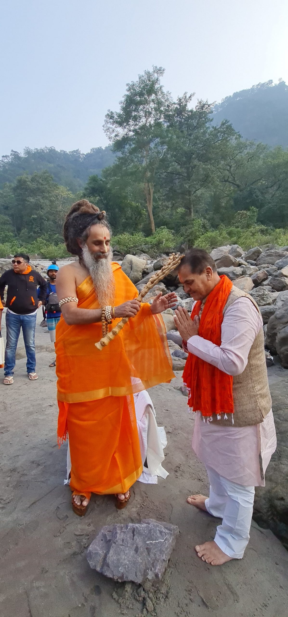धर्म: वृंदावन धाम के ऋतेश्वर महाराज पहुंचे तीर्थनगरी, कैबिनेट मंत्री ने लिया आशीर्वाद