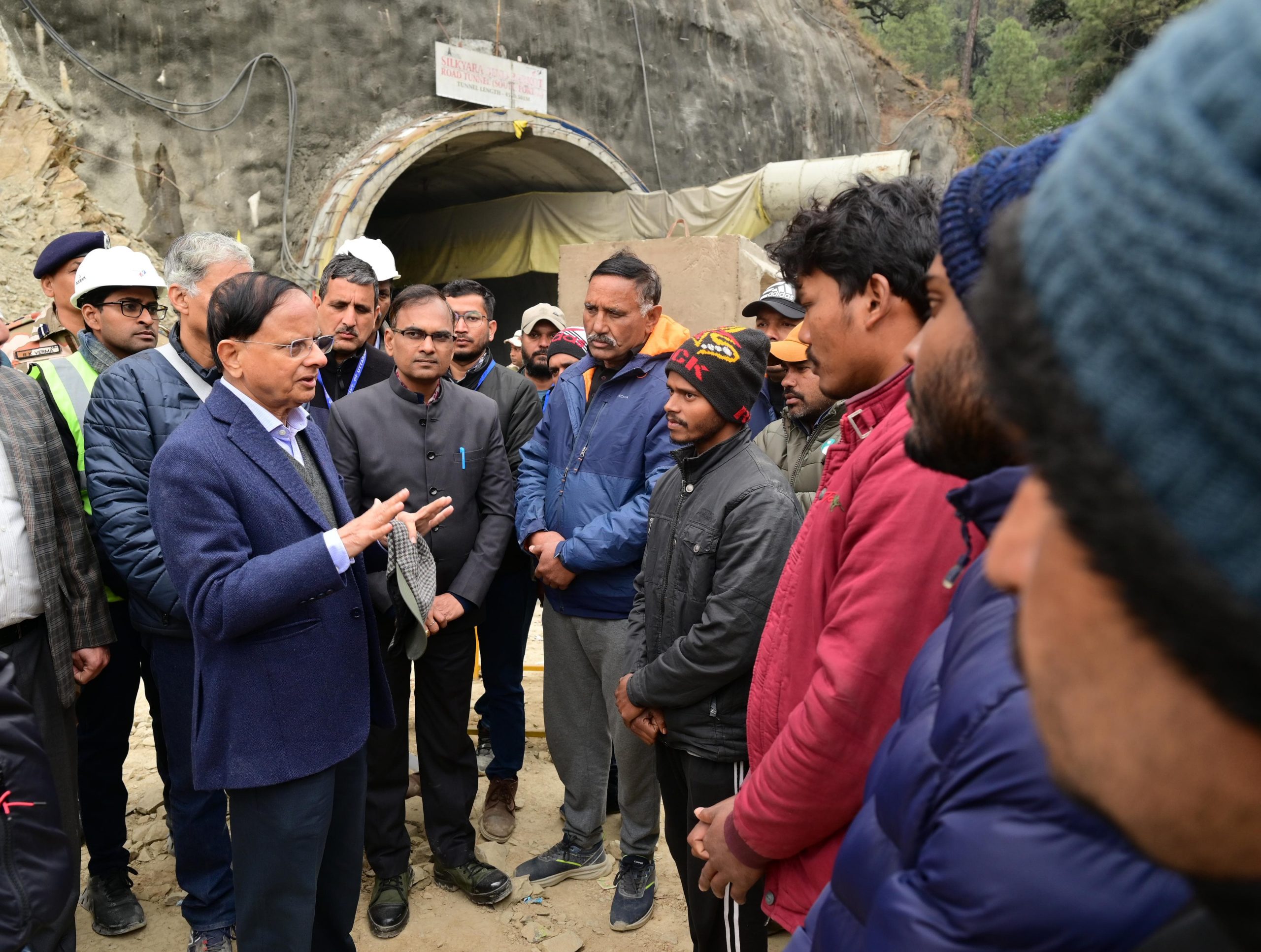 मुआयना: रेस्क्यू ऑपरेशन का निरीक्षण करने के बाद वापस लौटी पीएमओ के अफसरों की टीम