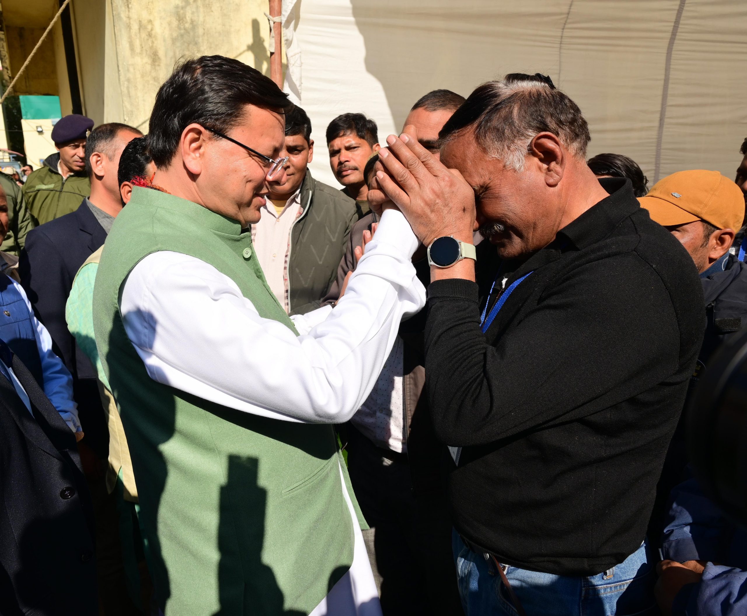राहत: सीएम धामी ने दिए मजदूरों को दिए एक-एक लाख के चेक, मेडिकल जांच के बाद लौटेंगे अपने घर