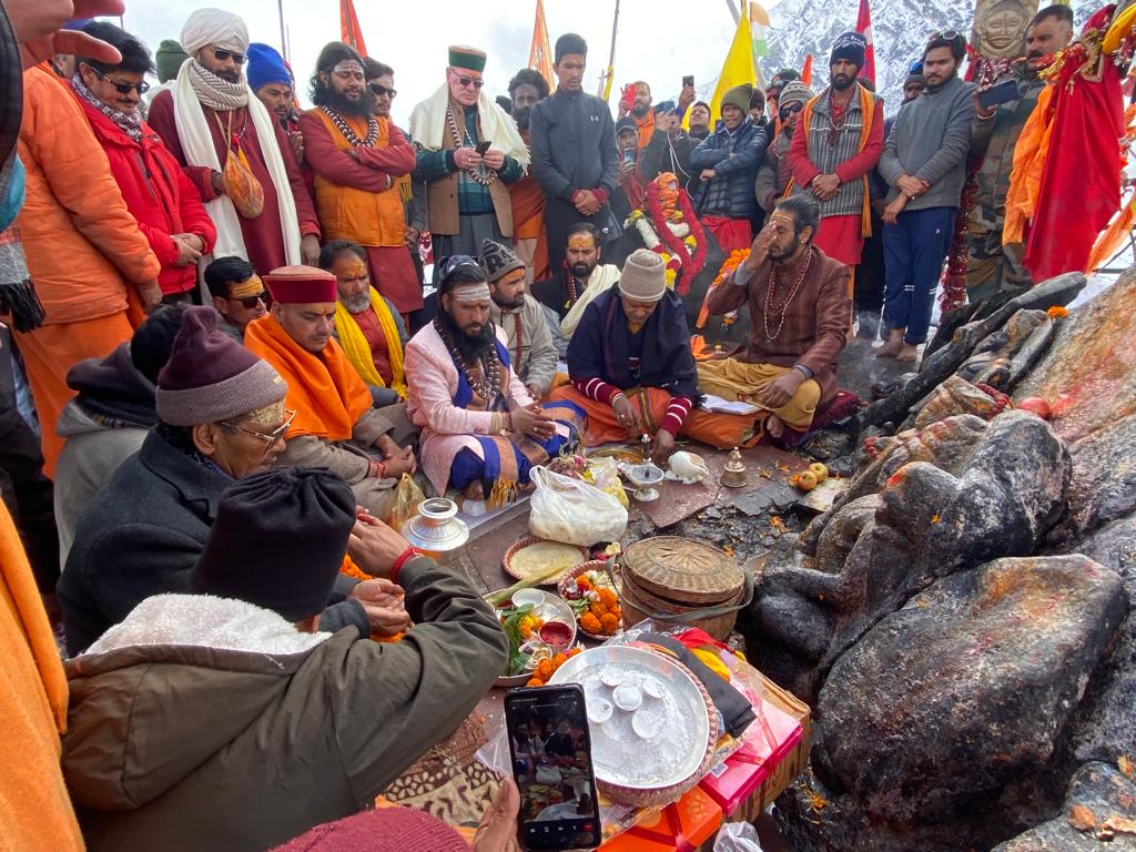 प्रक्रिया: बर्फवारी के बीच भकुंट भैरवनाथ जी के कपाट शीतकाल के लिए हुए बंद