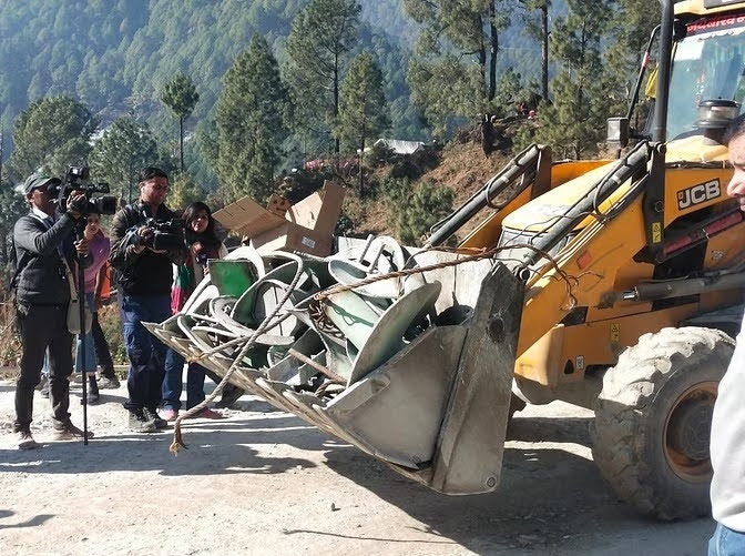 चिंताजनक: ऑगर मशीन फंसने से रेस्क्यू अभियान को झटका, सुरंग में फंसे मज़दूरों का इंतजार बढ़ा