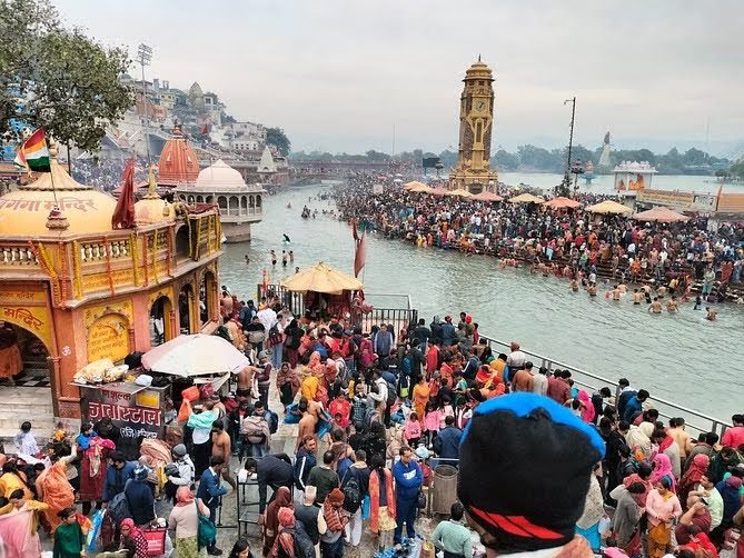 श्रद्धा: कार्तिक पूर्णिमा पर लाखों की संख्या में श्रद्धालुओं ने किया गंगा स्नान