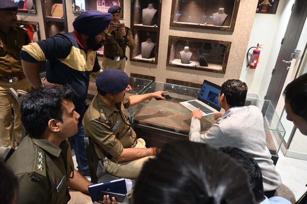 लूट कांड:  रिलायंस गोल्ड शॉप्स में हुई डकैती के मामले में पुलिस के हाथ लगे सुराग