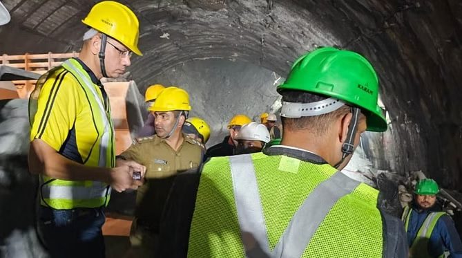 जांच: सुरंग में भूधंसाव के सर्वेक्षण के लिए पहुंची वैज्ञानिकों की टीम