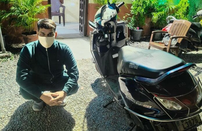 सबक: पुलिस ने स्टंट करने वाले युवक की स्कूटी की सीज़ 