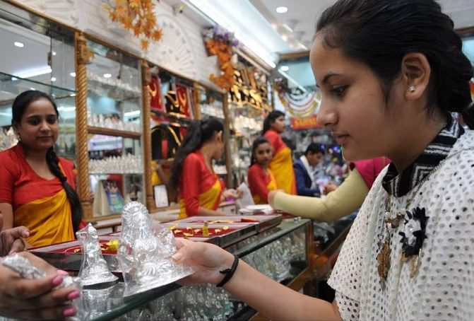 पर्व: धनतेरस की खरीदारी के साथ दिपावली का उत्सव शुरू