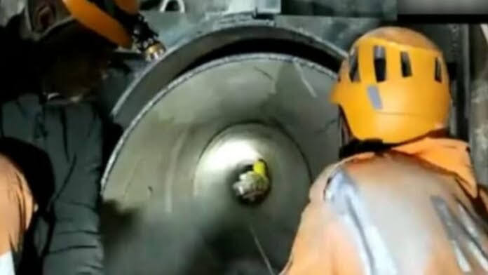 तैयारी: टनल में फंसे मजदूरों को सुरंग से बाहर निकालने को लेकर माॅक ड्रिल