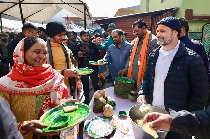 केदारनाथ धाम में राहुल गांधी ने श्रद्धालुओं को परोसा भंडारा