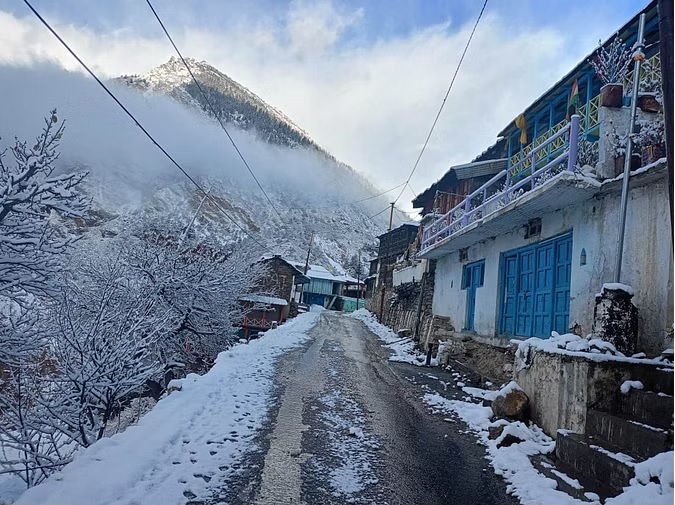 मौसम: नीती घाटी और यमुनोत्री में बर्फबारी से तापमान में गिरावट