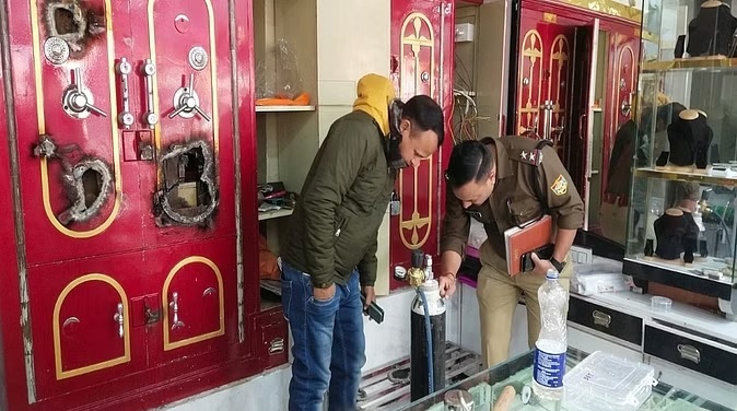 ब्रेकिंग न्यूज: ज्वेलरी शॉप से लाखों के आभूषण चोरी, अपराधियों की तलाश में जुटी पुलिस