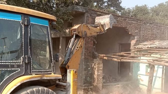 एक्शन: शक्ति नहर के किनारे फिर गरजी जेसीबी, कई अतिक्रमण ध्वस्त