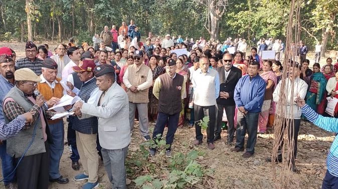 आवाज़: क्षतिग्रस्त मालन पुल के शीघ्र निर्माण को लेकर पूर्व सैनिकों ने किया प्रदर्शन