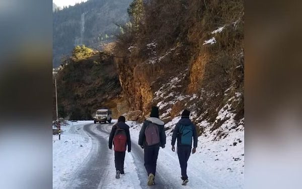 असर:  पाला जमने से  वाहनों की आवाजाही में बढ़ा जोखिम