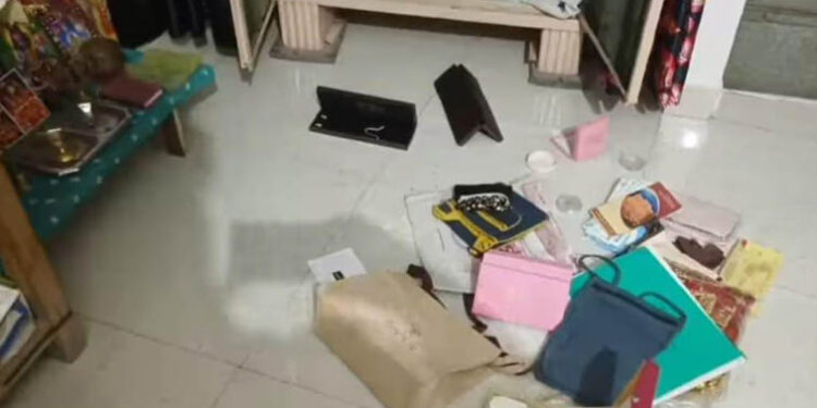 दुस्साहस:  हथियारबंद बदमाशों ने शिक्षक के घर पर बोला धावा, लूटपाट के विरोध पर किया जानलेवा हमला