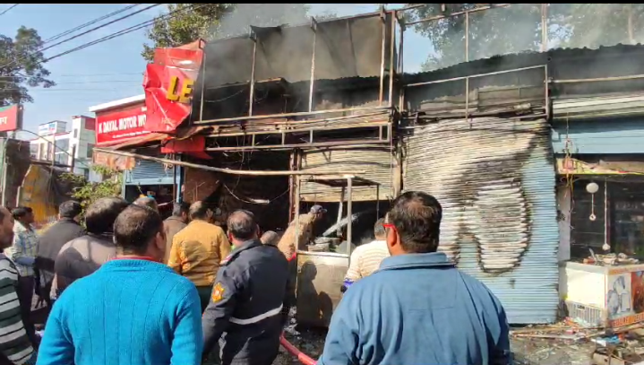 हड़कंप: यहां बाजार में लग गयी आग, रेस्टोरेंट समेत तीन दुकानें हुई खाक