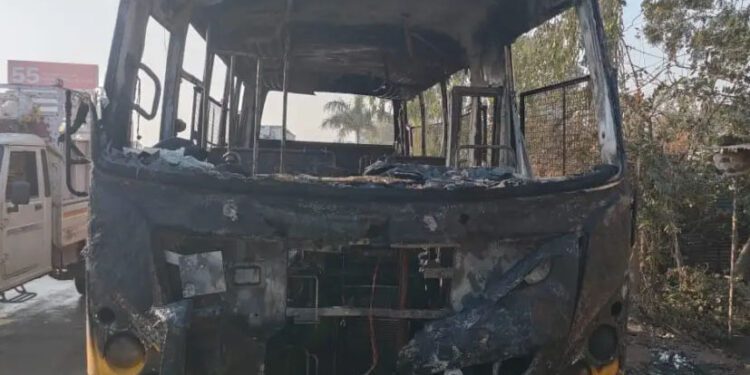 बच्चों को स्कूल ले जा रही बस में लगी आग