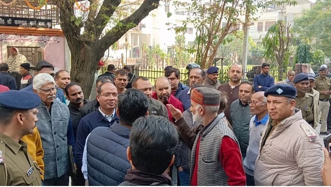 नाकामी:  सिद्धपीठ को हटाने पहुंची प्रशासन की टीम लोगों के विरोध के बाद बैरंग लौटी