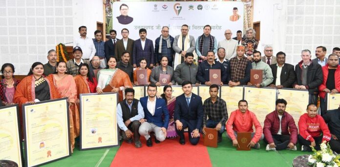 राज-काज: मुख्यमंत्री धामी ने 18 जीआई प्रमाण पत्रों का किया वितरण