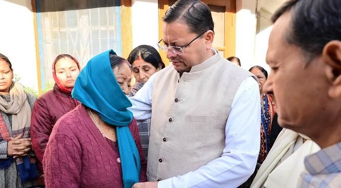  सीएम धामी सहित भाजपा नेताओं  ने पूर्व काबीना मंत्री गांववासी के पार्थिव शरीर पर किए पुष्प अर्पित