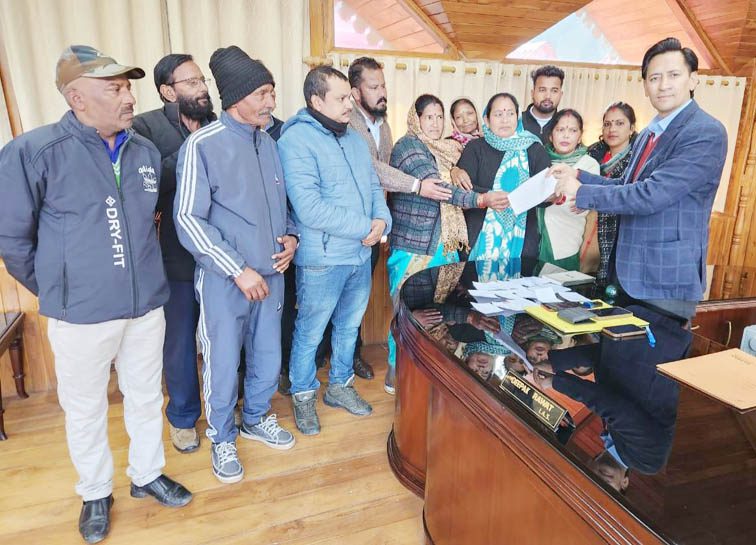 कुमाऊं कमिश्नर दीपक रावत से की पेयजल आपूर्ति बहाल करने की मांग