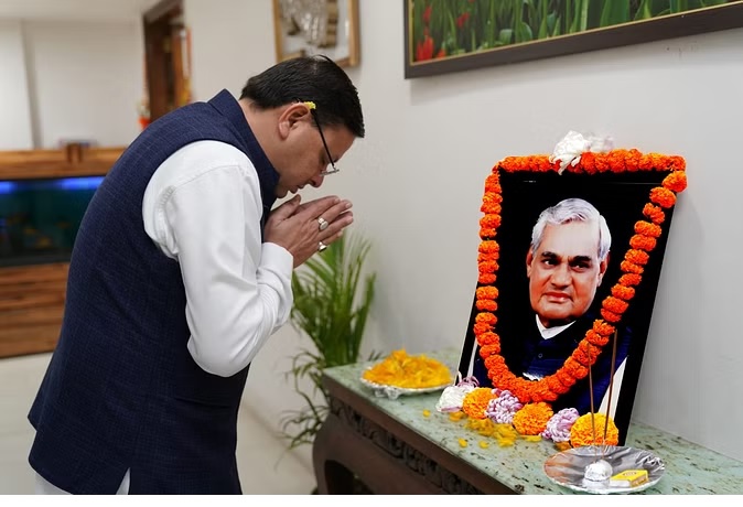 जयंती पर पूर्व प्रधान मंत्री अटल बिहारी वाजपेयी को दी श्रद्धांजलि