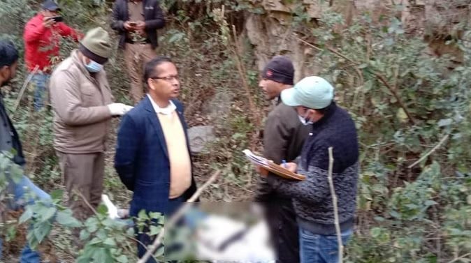 संदेहास्पद: खड्ड में पड़ा मिला युवक का शव, हत्या की आशंका