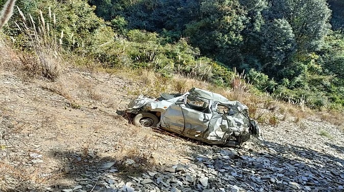 बिग ब्रेकिंग: अनियंत्रित होकर गहरी खाई में जा गिरी कार, पिता-पुत्र सहित तीन की मौके पर ही मौत