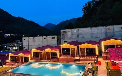 क्रिसमस  के चलते पर्यटकों के लिए सजने लगे लग्जरी कैंप