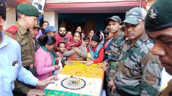 शहीद का पार्थिव शरीर देख  बिलख पड़ी मां, पूरे क्षेत्र में शोक की लहर